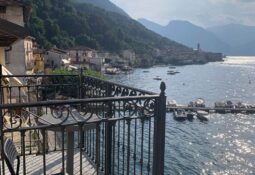 Balconcino con vista lago